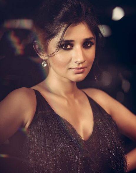 ਹਾਲ ਹੀ 'ਚ ਅਭਿਨੇਤਰੀ ਨੇ ਆਪਣੇ ਲੇਟੈਸਟ ਸ਼ਿਮਰੀ ਆਊਟਫਿਟ 'ਚ ਤਸਵੀਰਾਂ ਸ਼ੇਅਰ ਕੀਤੀਆਂ ਹਨ, ਜਿਸ 'ਚ ਉਸ ਦੇ ਕਿਲਰ ਲੁੱਕ ਨੂੰ ਦੇਖ ਕੇ ਪ੍ਰਸ਼ੰਸਕਾਂ ਦੇ ਹੋਸ਼ ਉੱਡ ਗਏ ਹਨ। ਜਦੋਂ ਵੀ ਅਭਿਨੇਤਰੀ ਆਪਣੀਆਂ ਤਸਵੀਰਾਂ ਅਤੇ ਵੀਡੀਓਜ਼ ਨੂੰ ਇੰਸਟਾਗ੍ਰਾਮ 'ਤੇ ਪੋਸਟ ਕਰਦੀ ਹੈ, ਉਹ ਮਿੰਟਾਂ ਵਿੱਚ ਵਾਇਰਲ ਹੋ ਜਾਂਦੀ ਹੈ।