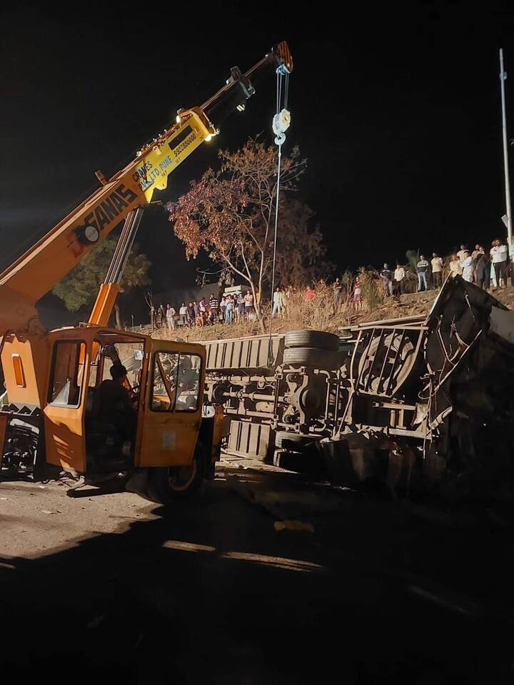 पुणे-बंगळुरु महामार्गावर झालेल्या भीषण अपघात चार जणांचा मृत्यू झाला असून 22 जण जखमी झाले आहेत. जखमींवर नजीकच्या रुग्णालयात उपचार सुरु आहेत.