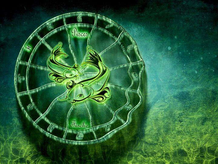 मीन राशि- यह युति आपकी राशि के दूसरे भाव में बन रही है. इसके योग से आपकी वाणी और संबंधों में सुधार होगा. साथ ही आपको आर्थिक रूप से भी लाभ होगा और आपकी बचत बढ़ेगी. आपको करियर में भी सफलता मिलेगी. इसके योग से आपकी नौकरी में उन्नति होगी और व्यापार में मुनाफा मिलेगा. आपके रुके हुए सारे काम पूरे होंगे.