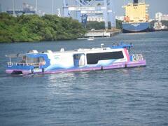 अब पानी पर भी दौड़ेगी मेट्रो, तस्वीरों में देखिए देश की पहली वॉटर रेल