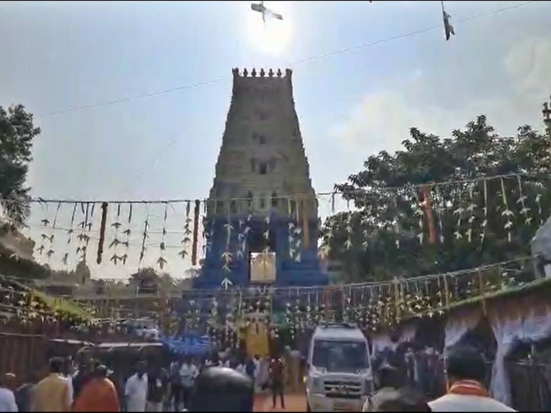 Simhachalam Chandanotsavam : సింహాచలంలో భారీగా భక్తుల రద్దీ, అంతరాలయ దర్శనాలు నిలిపివేత Visakhapatnam Simhachalam Chandanotsavam heavy rush sanctum sanctorum darshan stopped Simhachalam Chandanotsavam : సింహాచలంలో భారీగా భక్తుల రద్దీ, అంతరాలయ దర్శనాలు నిలిపివేత