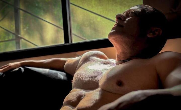 একবার নয়, বার বার প্রেম এসেছে জীবনে। অকপটে তা স্বীকারও করে নেন বলিউডের ‘ভাইজান’ সলমন খান। কলেজ জীবন থেকে ৬০ ছুঁইছুঁই সলমন প্রেমে পড়েছেন একাধিক বার।