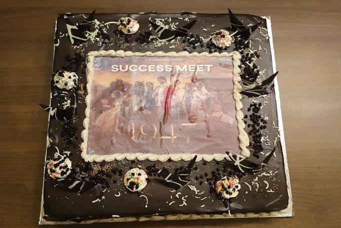 இதனை, படக்குழு கேக் வெட்டி கொண்டாடினர்.