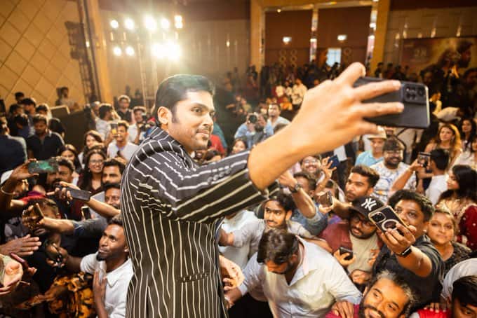 பின்னர், ரசிகர்களுடன் செல்ஃபி எடுத்துக்கொண்டனர்.