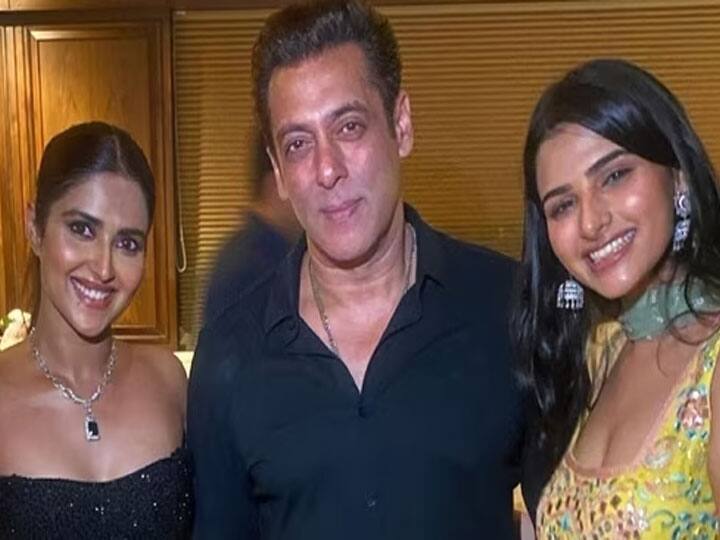 Salman Khan posed with Bhagyashree and Mohnish Bahl daughters Pranutan and Avantika  at an Eid bash see photo Photo: भाग्यश्री और मोहनीश बहल की बेटियों संग दिखे सलमान खान, फोटो ने दिलाई 'मैंने प्यार किया' की याद