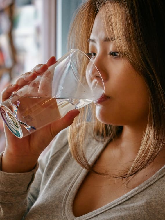 খালি পেটে গরম জল খাওয়া আদৌ কি উপকারী?