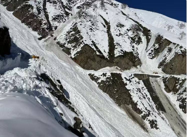 zojila pass srinagar kargil road remains shut as snow has accumulated due to heavy avalanches Zoji La Pass: ਜ਼ੋਜੀਲਾ ਪਾਸ 'ਤੇ ਸ੍ਰੀਨਗਰ-ਕਾਰਗਿਲ ਸੜਕ ਲਗਾਤਾਰ 8ਵੇਂ ਦਿਨ ਬੰਦ, ਸੈਂਕੜੇ ਵਾਹਨ ਅਤੇ ਯਾਤਰੀ ਫਸੇ