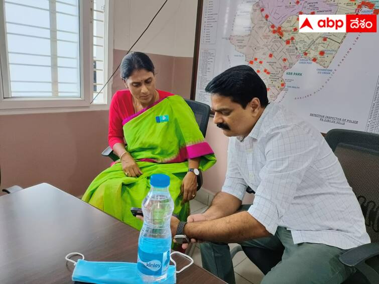 Brother Anil visited YSRTP President Sharmila at Jubilee Hills Police Station పోలీస్ స్టేషన్‌లో షర్మిలను పరామర్శించిన బ్రదర్ అనిల్