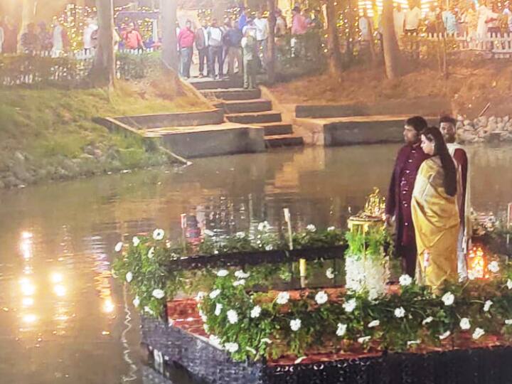 चेतन आनंद की शादी तीन मई को देहरादून से होगी. सगाई पर वेज, नॉनवेज, चाइनीज फूड आदि के इंतजाम किए गए थे. विश्वनाथ फार्म हाउस पर हुई इस सगाई में कई बड़े लोगों को बुलाया गया था.