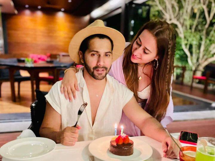 Varun Dhawan Latest Pics: बॉलीवुड के मशहूर एक्टर वरुण धवन आज अपना बर्थडे मना रहे हैं. इस बीच वरुण धवन के बर्थडे सेलिब्रेशन की लेटेस्ट तस्वीरें सोशल मीडिया पर सामने आई हैं.