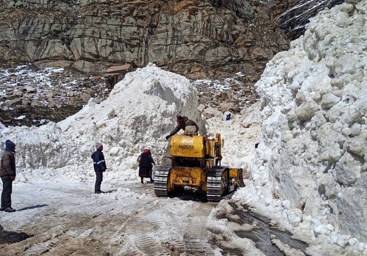 लाहौल-स्पीति में भारी बर्फबारी हुई. यहां बीआरओ मशीनरी ने सोमवार को फुमाड़ नाला में हिमपात के बाद कोकसर से केलांग को जोड़ने वाली सड़क से बर्फ हटाई.