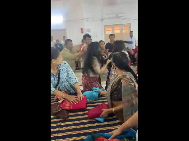 Free For All At Bengaluru Saree Sale, Hair Pulled, Slaps video goes viral Watch Video: ”இந்த புடவை எனக்குத்தான்” முடியை பிடித்து மல்லுக்கட்டிய பெண்கள், துணிக்கடையில் அமர்க்களம்..