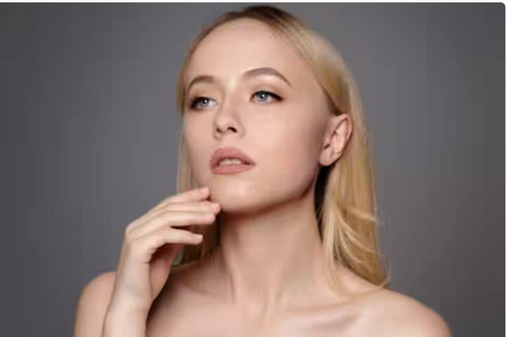 जर  व्हिटॅमिन- ई  कॅप्सूलच्या आणि ऍलोवेरा जेल एकत्र करुन लावले तर चेहऱ्यावरील तेलकटपणा कमी होण्यास मदत होते. हे मिश्रण 20 मिनिटे चेहऱ्यावर लावून नंतर चेहरा स्वच्छ धुवून टाकावा..