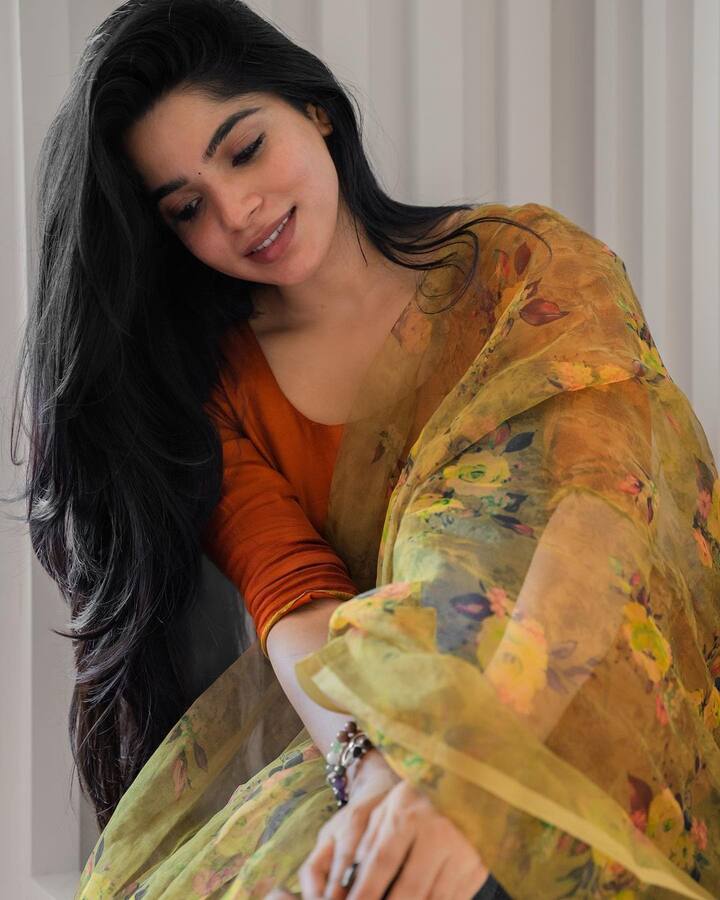 என்னை கடந்து போகயில் நொறுங்குது நெஞ்சம்