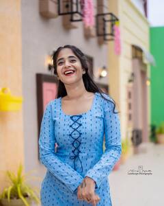 Deepthi Sunaina: క్యూట్ లుక్స్ తో మెస్మరైజ్ చేస్తున్న దీప్తి సునయన