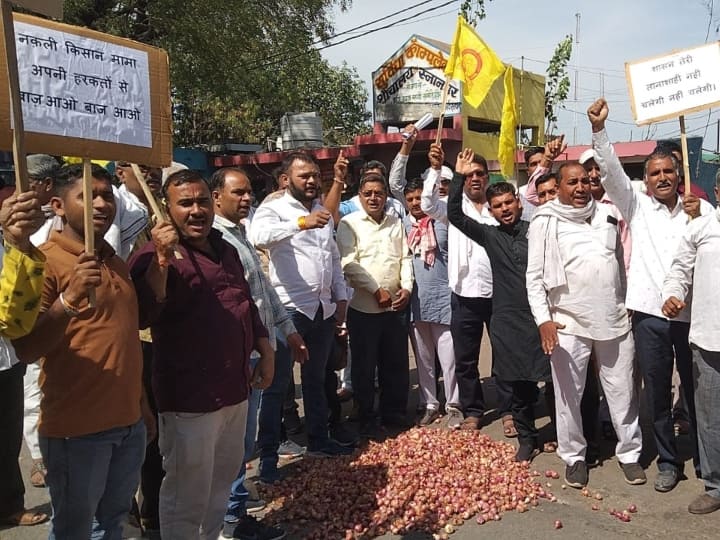 Indore Farmers Throw Onions on Road During Protest for MSP Guarantee Act ANN MP Farmers Protest: इंदौर में किसानों ने सड़क पर प्याज फेंककर किया प्रदर्शन, जानें क्या है कृषियों की मांग