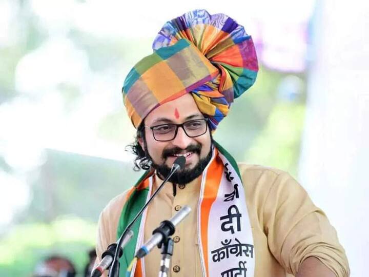 या कार्यक्रमात महाराष्ट्रातील समाजात धनगर समाजाला काय किंमत? समाजालाच किंमत नसेल तर फेटा बांधून कशाला मिरवायचं? अशी जाहीर नाराजी माजी मंत्री डॉ. अण्णासाहेब डांगे यांनी व्यक्त केली.