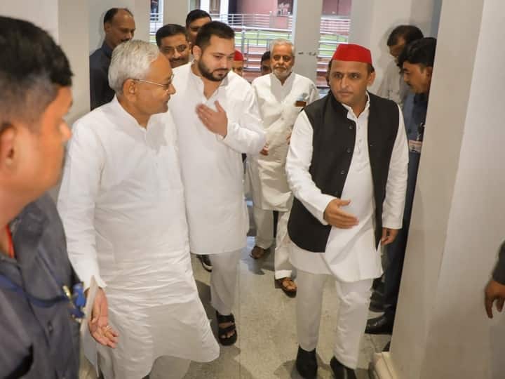 CM Nitish Kumar Meet Akhilesh Yadav: राजधानी लखनऊ में समाजवादी पार्टी कार्यालय पर बिहार के मुख्यमंत्री नीतीश कुमार और उपमुख्यमंत्री तेजस्वी यादव समाजवादी पार्टी के मुखिया अखिलेश यादव से मिलने पहुंचे.
