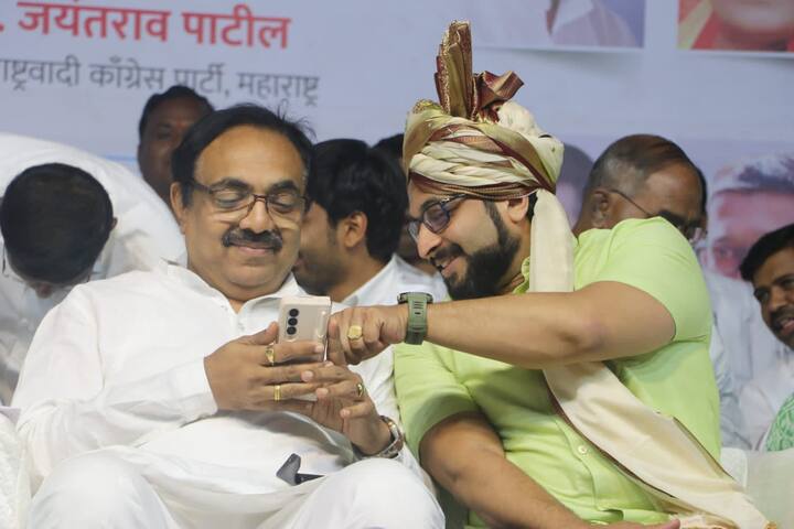 एक पुस्तक होतं शरद पवार यांच्या भाषणाचे 'नेमकचि बोलणे' आणि दुसरं पुस्तक होतं नलिन मेहता यांचे 'द न्यू  बीजेपी' होते.