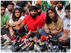 तस्वीरों में देखिए जंतर-मंतर पर पहलवानों का धरना, ऐसे गुजरी रात, विनेश फोगाट बोलीं- 'तबीयत खराब है'