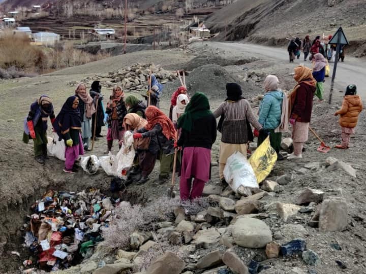 Ladakh women Cleanliness drive of the whole village with slogans on Eid ann Unique Eid Celebration: ईद पर लद्दाखी महिलाओं की अनोखी पहल! इन नारों के साथ की पूरे गांव की सफाई