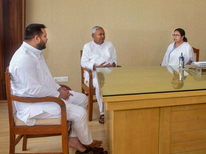 इस मुलाकात में बिहार के उपमुख्यमंत्री तेजस्वी यादव भी मौजूद रहे. नीतीश कुमार ने कहा, बेहद सकारात्मक बातचीत हुई. विपक्षी दलों को एकसाथ बैठकर रणनीति तैयार करने की जरूरत है. बैठक से बाहर आकर ममता बनर्जी ने कहा, 'हमें यह संदेश देना है कि हम सभी एक साथ हैं.'