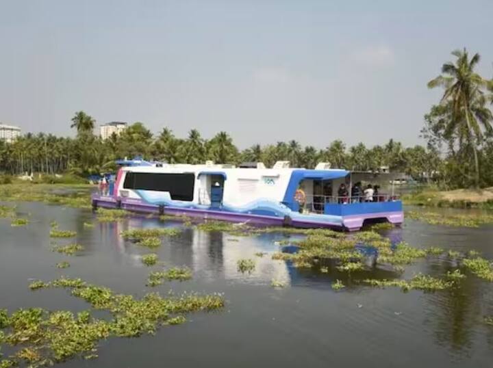 ਦੇਸ਼ ਦੀ ਪਹਿਲੀ ਵਾਟਰ ਮੈਟਰੋ 10 ਟਾਪੂਆਂ ਨੂੰ ਜੋੜੇਗੀ। ਅਧਿਕਾਰੀਆਂ ਵੱਲੋਂ ਦਿੱਤੀ ਗਈ ਜਾਣਕਾਰੀ ਅਨੁਸਾਰ ਇਸ ਦੀ ਸ਼ੁਰੂਆਤ ਅੱਠ ਇਲੈਕਟ੍ਰਿਕ ਹਾਈਬ੍ਰਿਡ ਕਿਸ਼ਤੀਆਂ ਨਾਲ ਕੀਤੀ ਜਾਵੇਗੀ।