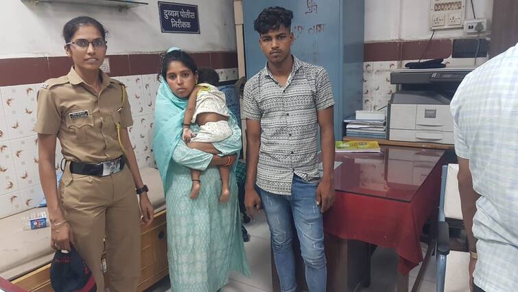 Mumbai news kidnapping of 1 year old girl from csmt railway station while her mother was sleeping in waiting room crime news Mumbai Crime : सीएसएमटी रेल्वे स्टेशनवरुन चिमुकलीचे अपहरण, चर्चगेटला सोडून दिलं; पोलिसांकडून आरोपीचा शोध सुरू