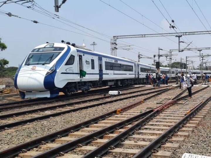 वर्तमान समय में वंदे भारत एक्सप्रेस ट्रेन देश के 14 रूटों पर चलाया जा रहा है, जिसमें नई दिल्ली, मुंबई, राजस्थान उत्तर प्रदेश और अन्य जगह शामिल हैं.