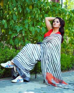Anasuya: చీర కట్టి షూ వేసుకున్న అనసూయ, ఇదేం కాంబినేషన్?