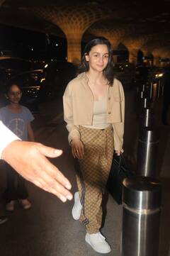 Alia Bhatt Pics: शॉर्ट जैकेट और व्हाइट स्नीकर्स में कूल दिखीं आलिया भट्ट, एक्ट्रेस का ये एयरपोर्ट लुक चुरा लेगा दिल