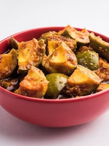 स्वाद चखने से पहले गर्मियों में अचार खाने के नुकसान भी जान लें