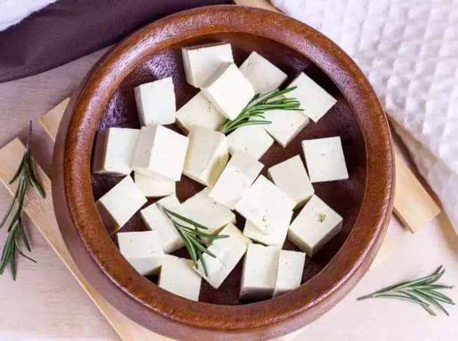 Paneer Side Effects: पनीर आरोग्यासाठी खूप फायदेशीर आहे, पण त्याच्या अतिसेवनामुळे अनेक समस्याही निर्माण होऊ शकतात.पनीरच्या अतिसेवनाने होणारे नुकसान जाणून घेऊया...