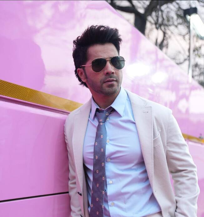 Varun dhawan birthdayवरुण धवनने आपल्या कुटुंबासोबत आणि मित्रपरिवारासोबत आपला 36 वा वाढदिवस साजरा केला आहे. त्याचे फोटो त्याने त्याच्या सोशल मिडीयावरुन शेअर केले आहेत.