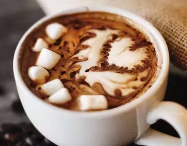 ਕੁਝ ਲੋਕ ਕੌਫੀ ਨੂੰ ਸਿਹਤ ਲਈ ਹਾਨੀਕਾਰਕ ਮੰਨਦੇ ਹਨ ਤੇ ਕੁਝ ਲੋਕ ਇਸ ਨੂੰ ਹੈਲਦੀ ਡਰਿੰਕ ਸਮਝਦੇ ਹਨ। ਗਰਮੀਆਂ ਦੇ ਮੌਸਮ 'ਚ ਹਰ ਕੌਫੀ ਲਵਰ ਦੇ ਮਨ 'ਚ ਇਹ ਸਵਾਲ ਆਉਂਦਾ ਹੈ ਕਿ ਗਰਮੀਆਂ 'ਚ ਕੌਫੀ ਦਾ ਸੇਵਨ ਕਰਨਾ ਫਾਇਦੇਮੰਦ ਹੈ ਜਾਂ ਨੁਕਸਾਨ?