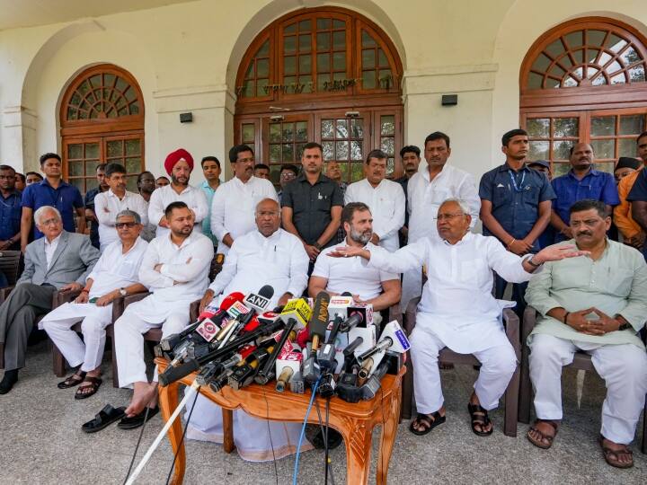 बीजेपी के खिलाफ एक संयुक्त मोर्चा बनाने के लिए करीब 19 राजनीतिक दलों के शीर्ष नेताओं की बैठक कर्नाटक विधानसभा चुनाव के बाद होगी. विपक्षी नेताओं का पहले अप्रैल के अंत में बैठक का कार्यक्रम था. 10 मई को होने वाले कर्नाटक विधानसभा चुनाव के मद्देनजर बैठक टल गयी है. सूत्रों के अनुसार, कांग्रेस अध्यक्ष मल्लिकार्जुन खरगे अगले महीने किसी समय बैठक बुला सकते हैं और उन्होंने विभिन्न दलों के नेताओं से इस संबंध में बात भी की है.