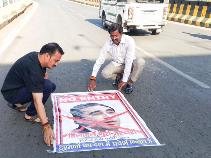 Congress put up posters of 'No Entry in India' Bilawal Bhutto Zardari on the streets ann Bilawal bhutto SCO : कांग्रेस ने लगाए सड़कों पर ‘नो एंट्री इन इंडिया’ बिलावल भुट्टो जरदारी के पोस्टर, आंदोलन की दी चेतावनी