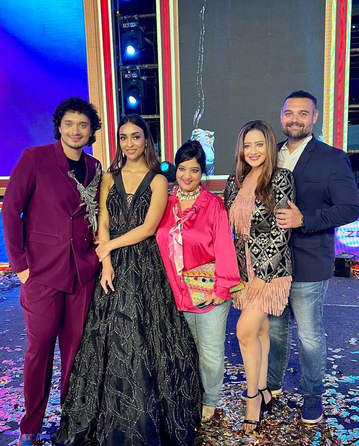 तस्वीरों में मदालसा शर्मा अपने पति महाक्षय चक्रवर्ती, देवर नमाशी और अपनी मां शीला शर्मा के साथ पोज दे रही हैं.