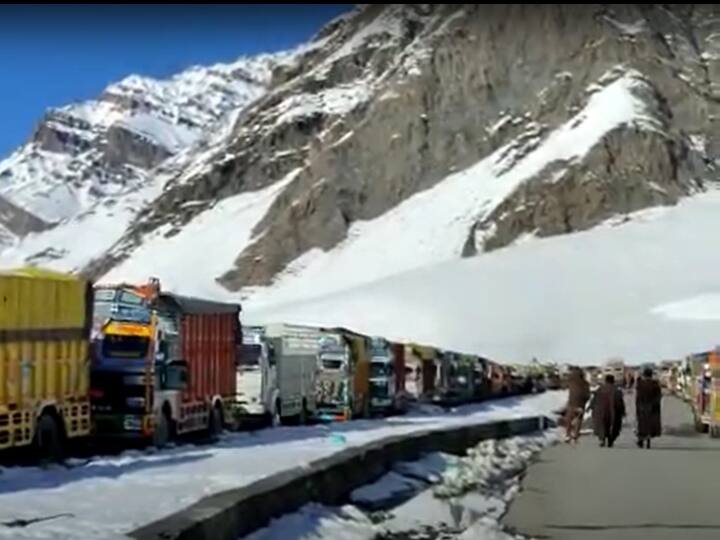 Zojila Pass Srinagar-Kargil Road remains shut as snow has accumulated due to heavy avalanches ann Zoji La Pass: जोजिला दर्रे पर श्रीनगर-करगिल मार्ग लगातार 8वें दिन बंद, दोनों तरफ फंसे सैकड़ों वाहन और यात्री