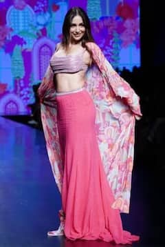 Bollywood : રેંમ્પ પર મલાઈકા અરોરાએ લગાવી આગ, લગાવ્યા ચાર ચાંદ