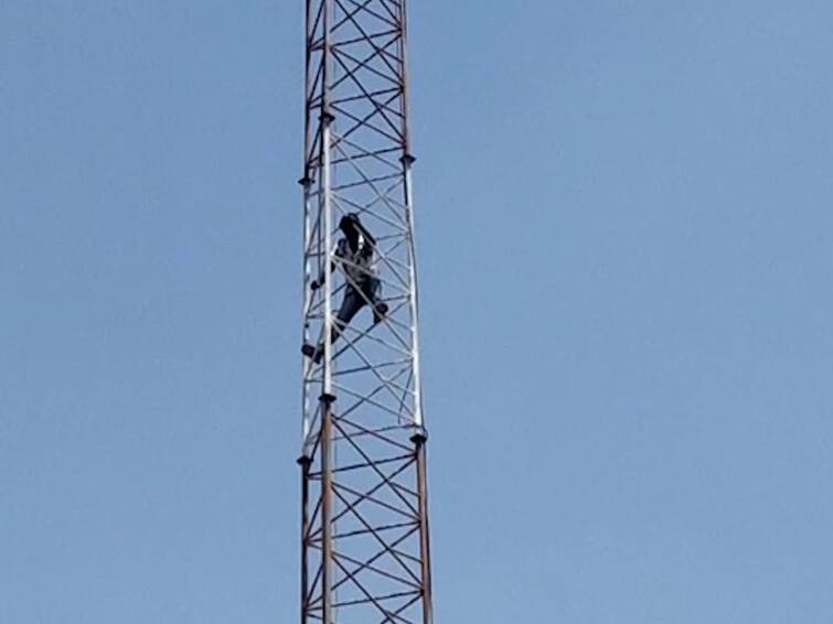 Sangli Sholay style protest by climbing the mobile tower in front of the police station Sangli : पत्नी नांदायला येईना, पतीची सटकली... पोलिस ठाण्यासमोरच्या मोबाईल टॉवरवर चढून शोले स्टाईल आंदोलन