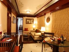 Maharaja Express Train: इस ट्रेन में सफर करना नसीब की बात, सिर्फ एक रात का किराया देने में खत्म हो जाएगी पूरी सेविंग!