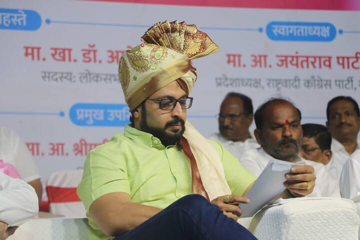 यामधील ''द न्यू बीजेपी' या पुस्तकावरून अमोल कोल्हे यांच्या पुढील राजकीय वाटचालीवर चर्चा सुरू झाल्या होत्या.