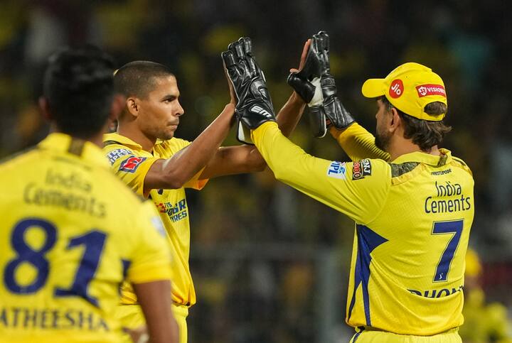 चेन्नईकडून तुषार देशपांडे आणि महिश तिक्ष्णा यांनी प्रत्येकी दोन दोन विकेट घेतल्या.  दरम्यान, प्रथम फलंदाजी करताना अजिंक्य राहणे, डेवेन कॉनवे आणि शिवम दुबे यांच्या अर्धशतकाच्या बळावर चेन्नईने २३५ धावांचा डोंगर उभारला होता.