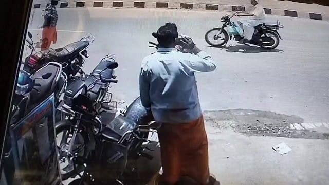 Dharmapuri crime news DMK councillor's bike jewelery and money stolen - scene taken away by mysterious persons TNN திமுக கவுன்சிலரின்  பைக்கில் இருந்த நகை, பணம் கொள்ளை - மர்மநபர்கள் எடுத்து செல்லும் காட்சி