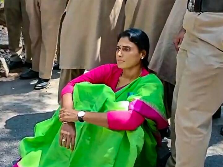 YSR Telangana Party Chief YS Sharmil Pushed Police At Paper Leak Protest YS Sharmila Protest: सीएम जगन की बहन वाईएस शर्मिला पर पुलिसकर्मी पर थप्पड़ जड़ने का आरोप, देखें वीडियो