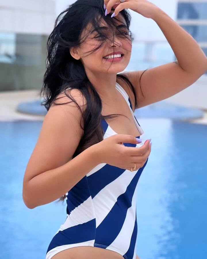 प्रार्थनानं ब्लू आणि व्हाईट कलरचा स्विमसूट आणि मोकळे केस अशा लूकमधील फोटो शेअर केले.