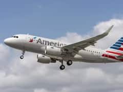 न्यूयॉर्क से दिल्ली आ रहे शख्स ने विमान में दूसरे यात्री पर किया पेशाब, पुलिस को सौंपा गया