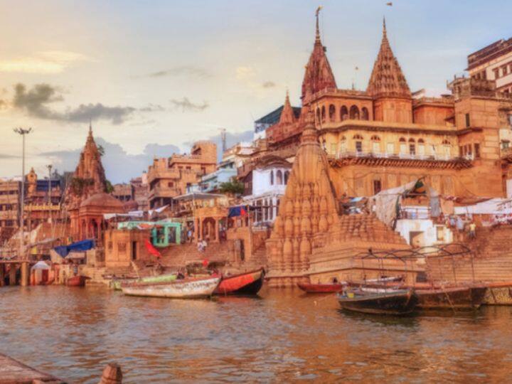 इन चारों रास्तों पर चलते हुए महाराजा एक्सप्रेस ट्रेन लगभग 12 ऐतिहासिक जगहों की यात्रा पर अपने यात्रियों को ले जाती है. जिनमें वाराणसी, उदयपुर, आगरा, दिल्ली, राजस्थान, मुंबई जैसी मुख्य जगहें शामिल हैं. इस पूरी यात्रा के दौरान यात्री शानो-शौकत वाली आरामदायक जिंदगी का अनुभव करते हैं.
