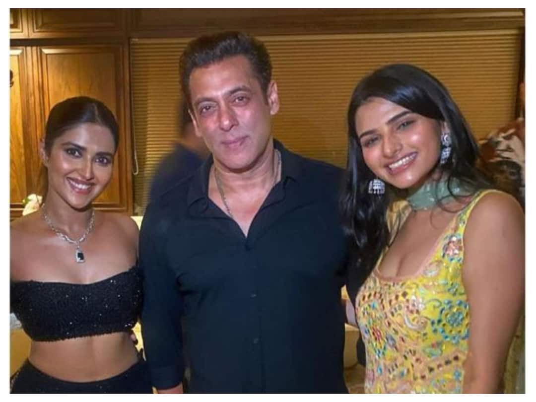 'Maine Pyar Kiya In Multiverse': Salman Khan Poses With Bhagyashree, Mohnish Bahl's Daughters 'Maine Pyar Kiya In Multiverse': Salman Khan Poses With Bhagyashree, Mohnish Bahl's Daughters